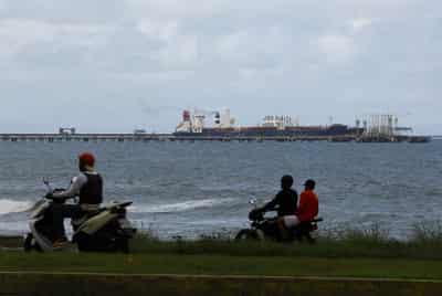 Image for Oil falls as investors weigh supply outlook, Venezuelan uncertainties