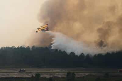 Image for Fire crews keep blazes near Bordeaux under control as heatwave picks up