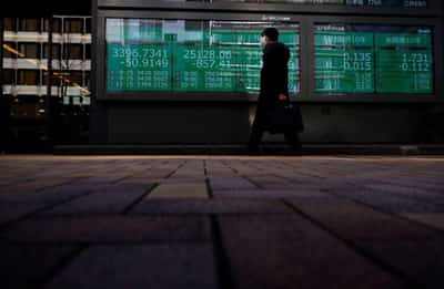 Image for Shares choppy, U.S. yields fall as investors digest Fed minutes