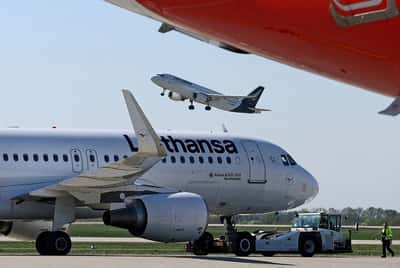 Image for Germany cuts air traffic tax to shore up sector