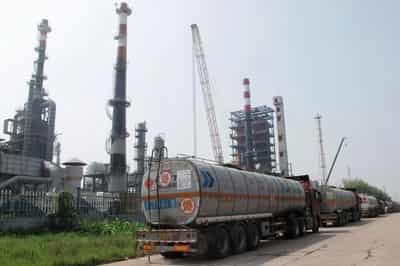 Image for China 'teapot' refiners halt plants as new fuel tax bites, sources say