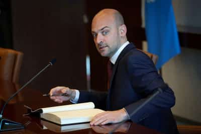 Image for France to respond firmly after Algeria expels more officials