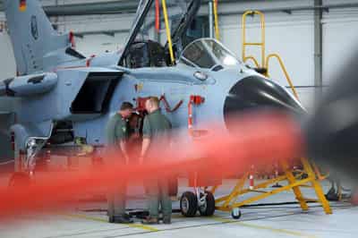 Image for German lawmaker says Berlin could leave Franco-German jet project
