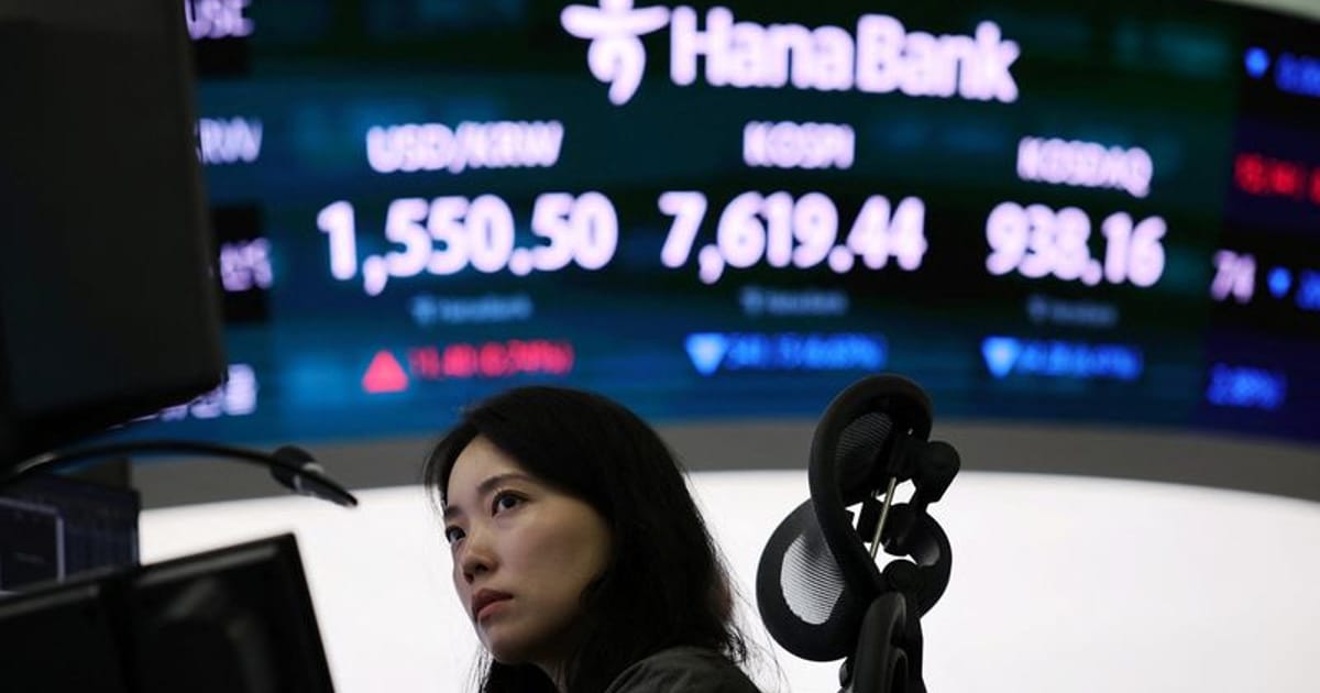 AI Anxiety Triggers Tech Rout, Broad Selloff in Asian Markets
