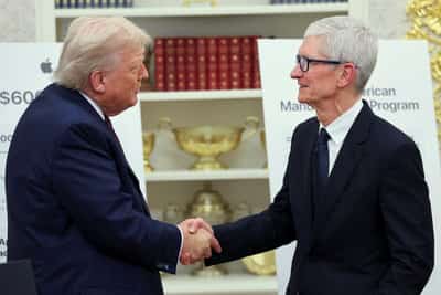 Image for Trump announces $100 billion new investment pledge from Apple