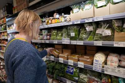 Image for UK finance ministry presses supermarkets to cap food prices, sources say