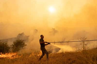 Image for EU sends helicopters, firefighters to Serbia to tackle wildfires