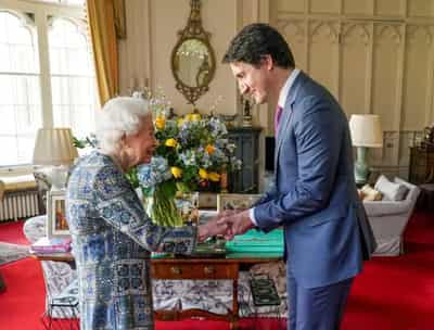 Image for Queen meets Canadian PM in first in-person meeting since catching COVID