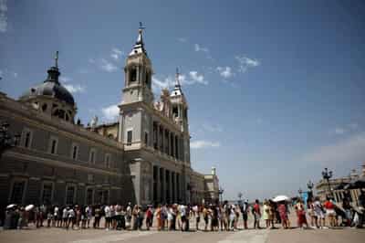 Image for Intensifying heat waves prompt health warnings for Europe, US