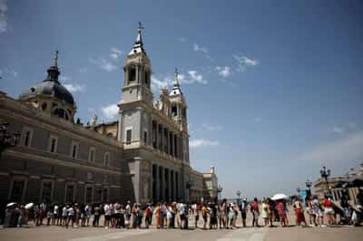 Image for Intensifying heat waves prompt health warnings for Europe, US