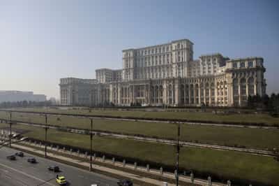 Image for Romanian far right parties file no-confidence motion against pro-European government