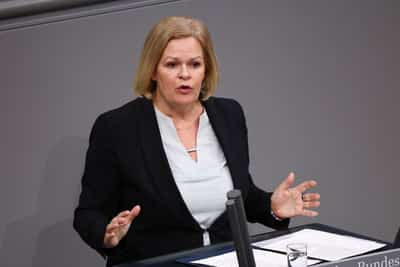 Image for German minister expects sharp fall in asylum seekers this year