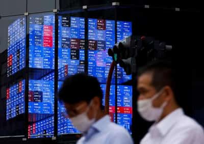 Image for Stocks struggle as China rate cut sends oil tumbling
