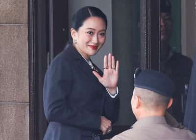 Image for Thai prime minister removed by court, triggering power scramble