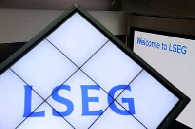 Image for London's FTSE 100 retreats as banks, energy weigh but eyes weekly rise
