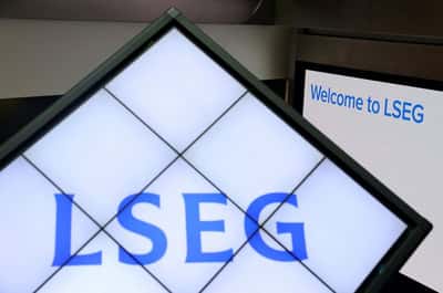 Image for London's FTSE 100 retreats as banks, energy weigh but eyes weekly rise