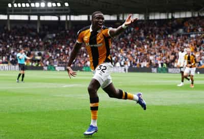 Image for Soccer-Hull stun Manchester United 2-0 on Premier League return