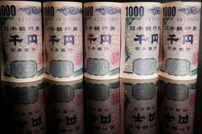 Image for Yen struggles after Trump tariff letter; Aussie jumps after RBA hold