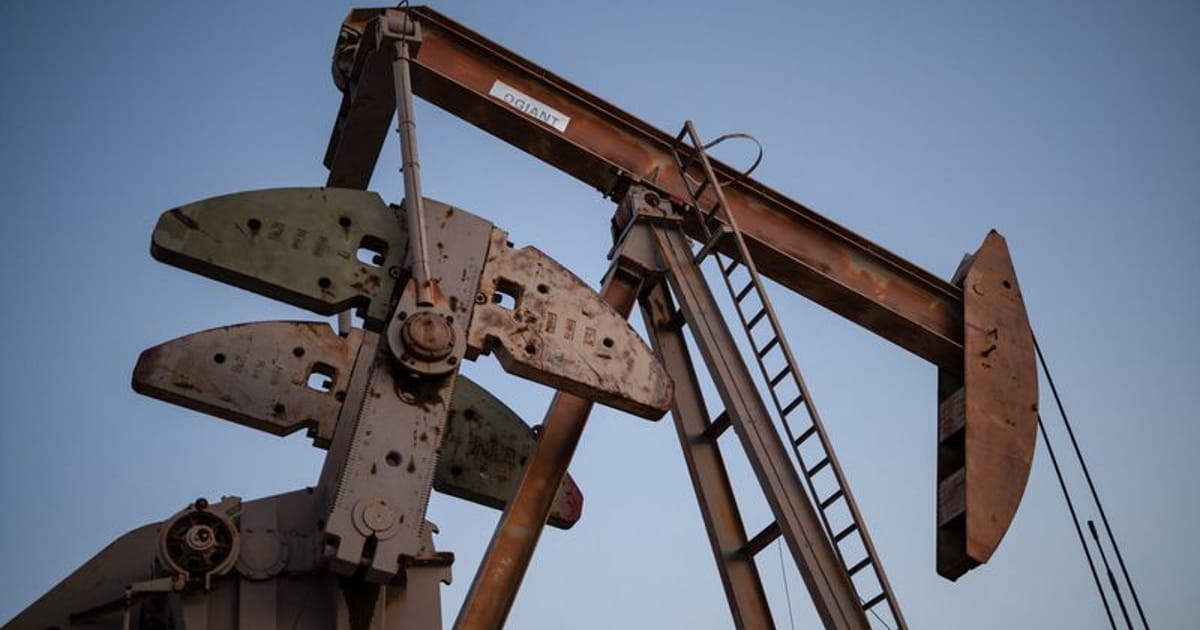 Oil Rises as Markets Weigh Supply Risks After Iran Denies US Talks
