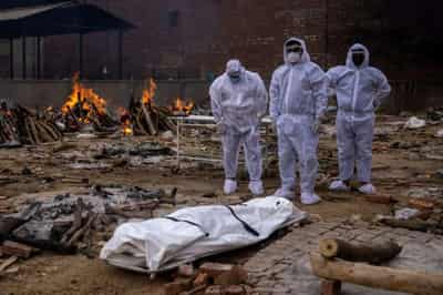 Image for India crowdfunds millions for its weary crematorium workers