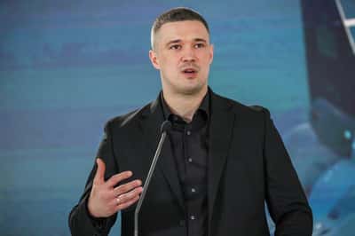 Image for Ukraine's ousted defence minister calls for wartime elections