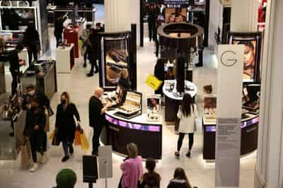 Image for UK shopper numbers rise on indoor hospitality reopening