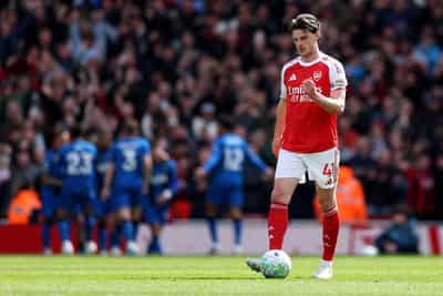 Image for Soccer-Stuttering Arsenal given title jolt, Liverpool end losing run
