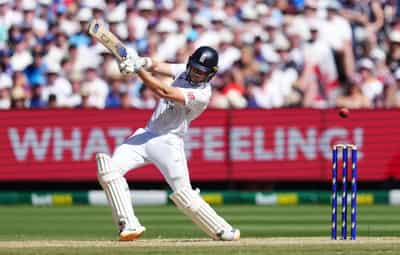Image for Cricket-England survive Melbourne mayhem to claim drought-breaking win
