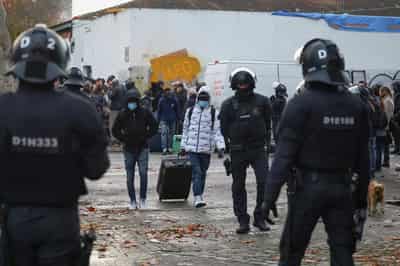 Image for Spanish city evicts hundreds of migrants from occupied building