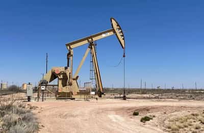 Image for Oil falls over 2% on receding US hurricane risk, lackluster China stimulus