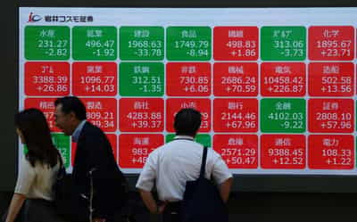 Image for Wall Street choppy, oil dips as US holds back from Mideast military action