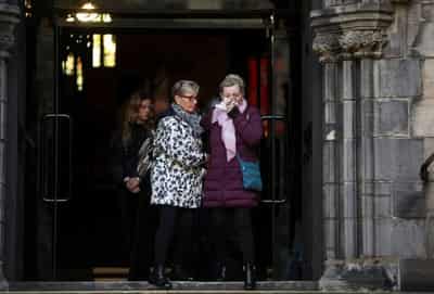 Image for Britons pay their respects at Queen Elizabeth’s coffin