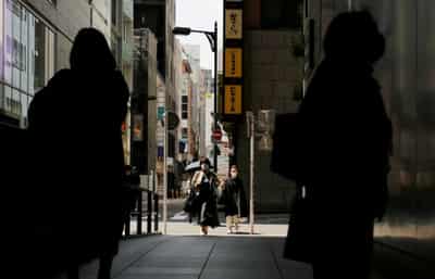 Image for Japan considers expanding COVID-19 curbs as surges strain hospitals