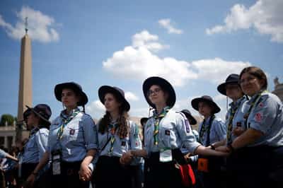 Image for Some 200,000 Catholic youth flock to St. Peter's to mourn Pope Francis
