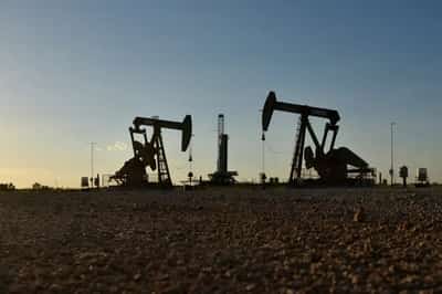 Image for Oil dips on bigger-than-expected US crude stockbuild, oversupply concerns