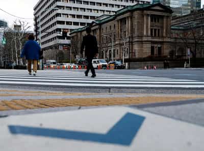 Image for Stocks make little progress, dollar rises against yen after BoJ decision