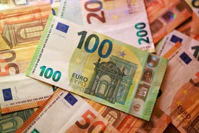 Image for Selloff in euro zone bonds continues as yields hit nearly two-decade high