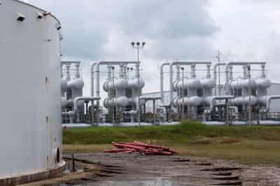 Image for Oil falls after U.S. gasoline inventories unexpectedly surge