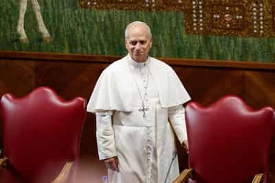 Image for Pope Leo gets gift of Chicago beer from Illinois governor Pritzker