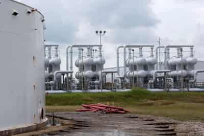 Image for Oil extends gains on worries of U.S. supply disruptions from another storm