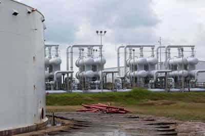Image for Oil extends gains on worries of U.S. supply disruptions from another storm