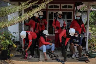 Image for The women volunteers of Borneo battling worst wildfires in 11 years