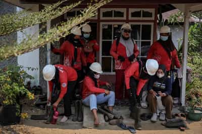 Image for The women volunteers of Borneo battling worst wildfires in 11 years