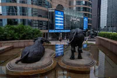 Image for Bond relief ebbs, stocks mixed as investors question Treasury's rescue efforts