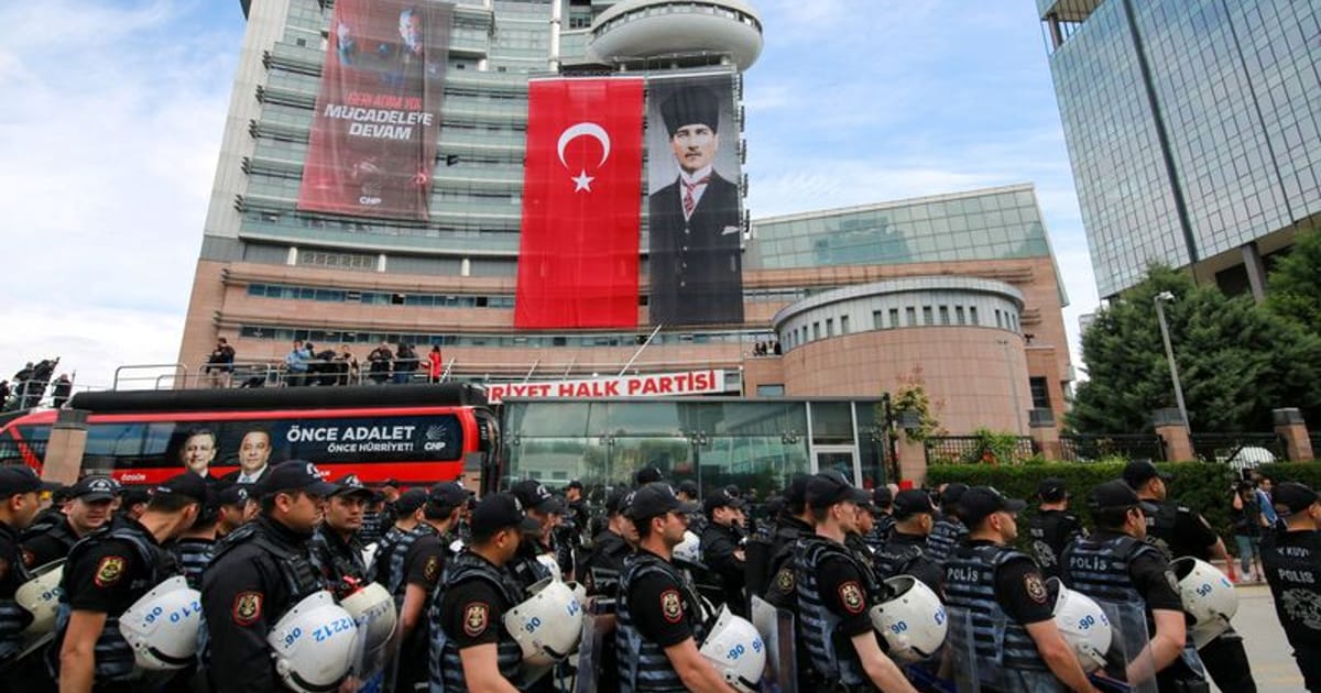 Turkish Riot Police Evict Ousted Opposition Leadership in Ankara HQ