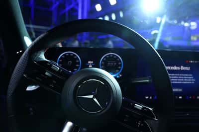 Image for Mercedes reports narrower-than-forecast profit slump in first quarter