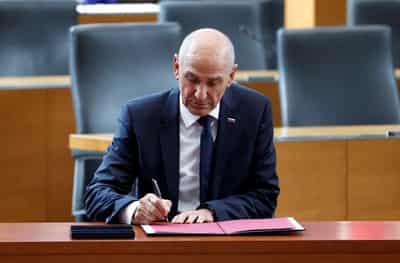Image for Slovenia lifts ban on arms trade with Israel