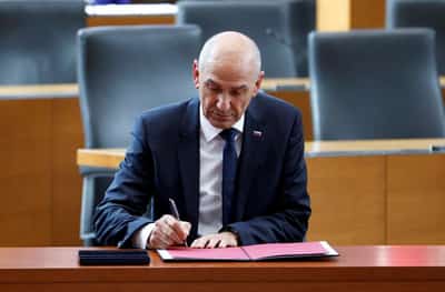 Image for Slovenia lifts ban on arms trade with Israel