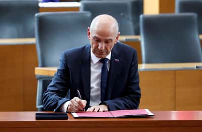 Image for Slovenia lifts ban on arms trade with Israel