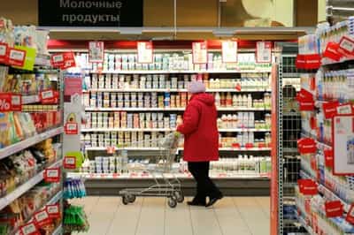 Image for Russians buying cheaper food items as incomes fall, says leading retailer